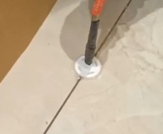 桐乡瓷砖空鼓维修公司专业解答瓷砖在铺贴过程中，如果没有涂抹均匀到位的粘结材料（如水泥砂浆或瓷砖胶），可能会导致以下问题